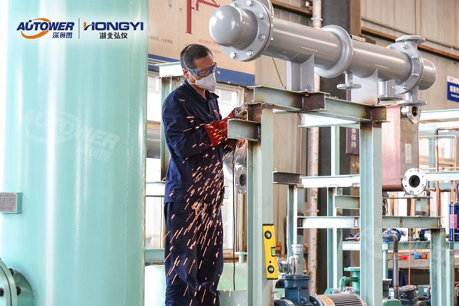     LNG氣化調壓撬的調試和注意事項,關于LNG氣化調壓撬站的安全管理工作。  LNG氣化調壓撬的調試和注意事項  ①制定合理的操作規章制度      應制定合理的LNG裝卸車操作規程、LNG儲罐倒罐操作規程、LNG氣化器操作規程、BOG復熱器操作規程、儲罐自增壓操作規程、EAG復熱器操作規程、卸車增壓器操作規程、橇裝式調壓器操作規程、BOG計量橇操作規程、LNG離心泵操作規程、天然氣加臭機操作規程、中心調度控制程序切換操作規程、消防水泵操作規程、LNG氣化站管道設備維護保養技術和操作手冊等。  ②建立臺賬，管理設備技術資料      應建立維護記錄、巡查巡檢記錄、進出人員管理記錄、各類操作記錄、應急演練記錄、安全活動記錄，管理好設備有關技術資料和各類原始資料等。  ③制定天然氣管道、廠站事故應急預案      應依據有關法律、法規及相關規定，并結合企業制度及實際情況，制定天然氣管道、廠站事故應急預案。預案應包含事故不利因素的分析、事故危害、事故分級、事故處理響應等級、處理的程序及后期處理。應經常開展不同等級的事故演練和對搶修裝備進行檢查，大型的事故演練要聯合當地公安消防、安全管理部門一同進行。  LNG氣化調壓撬的調試和注意事項  ④嚴格執行上崗考試制度      各類操作人員獨立操作前必須經過公司有關部門組織的考試，成績合格后方可獨立上崗。  ⑤加強對消防、防雷、防靜電設備檢查和管理      加強對LNG氣化站防雷、防靜電設備的定期檢查和維護保養，著重對消防水池、消防泵、消防水炮、儲罐噴淋管及干粉滅火器進行檢查。可燃氣體報警設備需定期維護，確保其完好