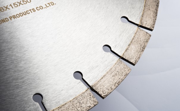 花崗石鋸片的這些使用細節(jié)，不注意將會影響花崗石切割的平整度!