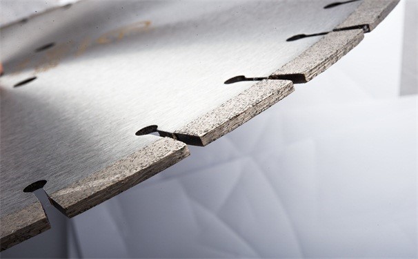 對混凝土鋸片進(jìn)行研磨，需要注意什么?