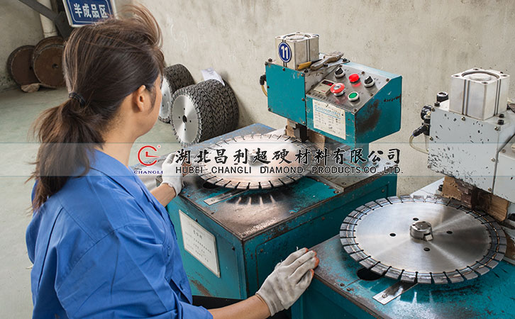 誰(shuí)都想選擇質(zhì)量穩(wěn)定生產(chǎn)技術(shù)先進(jìn)的花崗巖鋸片,你是怎么選的？